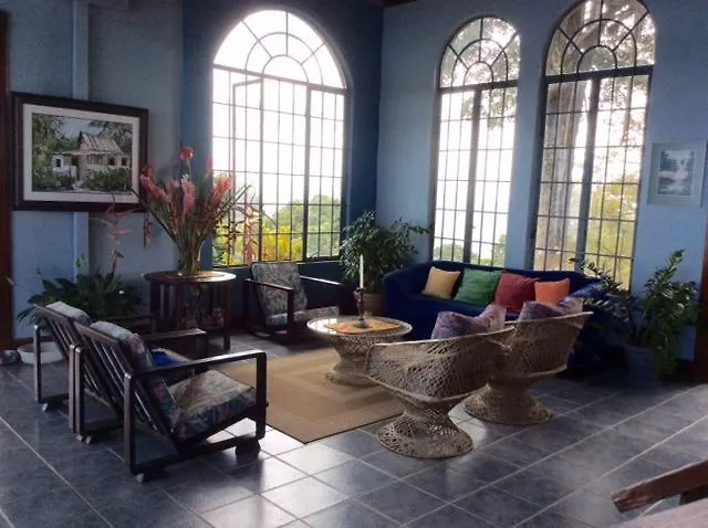 Mahogany Ridge Hotel Arouca Bed & Breakfast